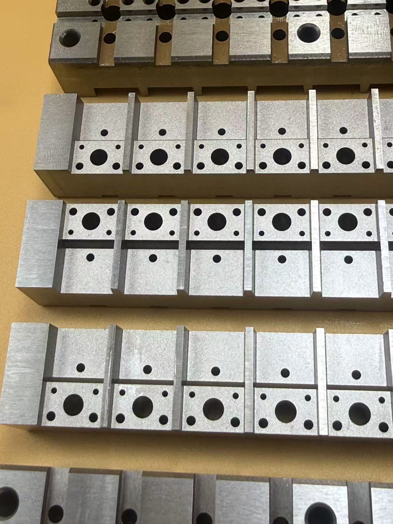 Mitkä ovat tarkkuuslanganleikkausprosessitekniikan edut koneistuksessa?