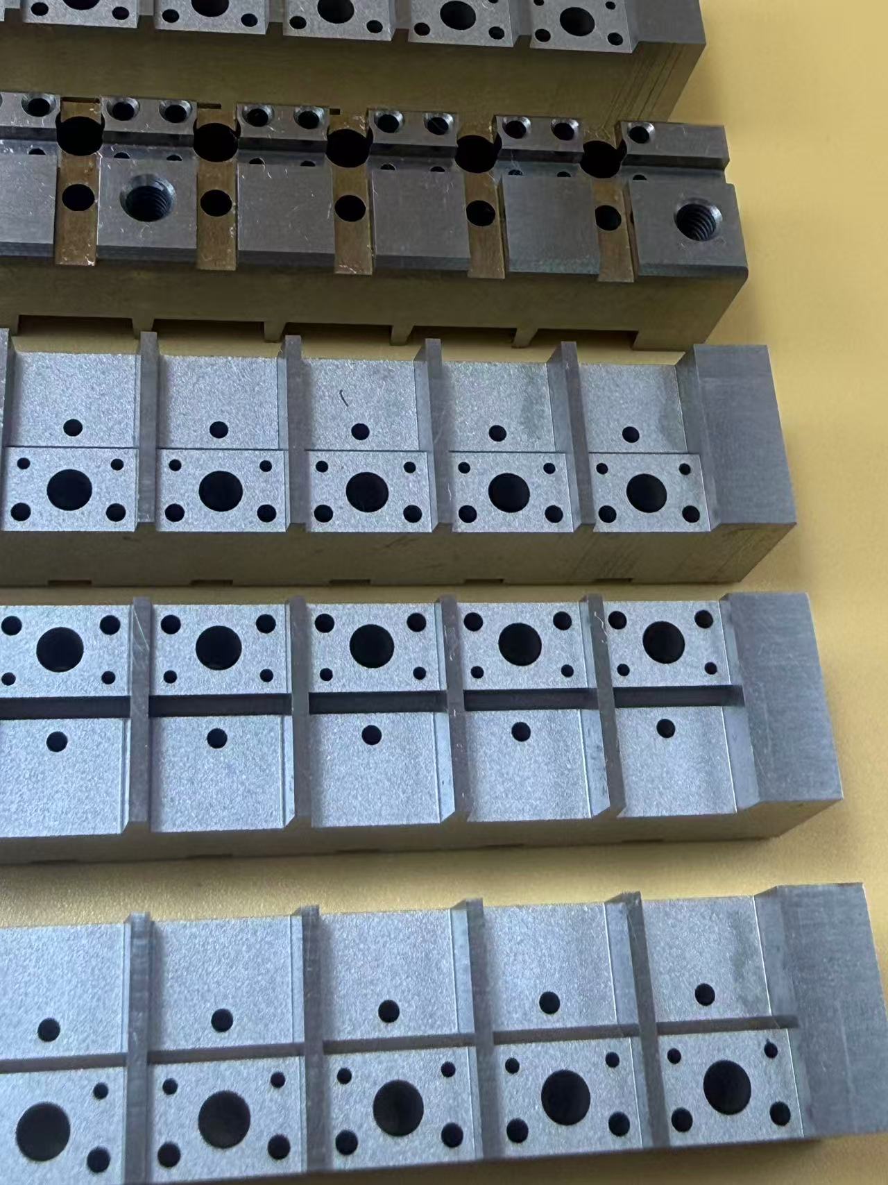 Mitkä ovat hitaan langan sähköpurkauksen työstötekniikan sovellukset puolijohdepakkausmuotteissa?